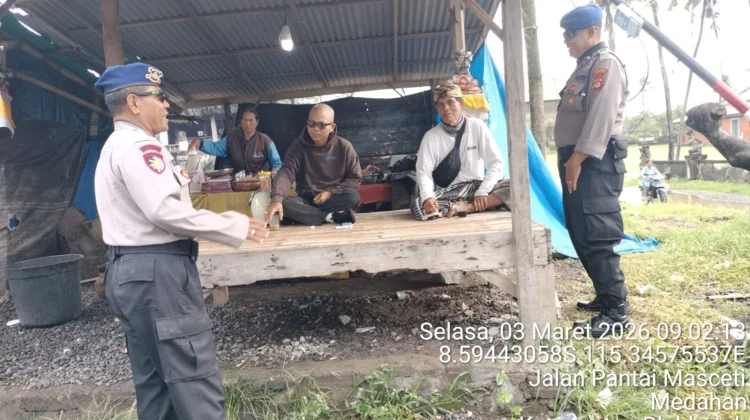 Jaga Kebersihan Pesisir, Polres Gianyar Sambangi Wisatawan di Pantai
