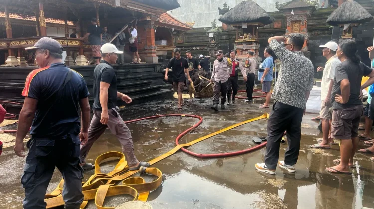 Kebakaran Bale Piasan Gede Pura Dalem Dlod Tukad Batubulan
