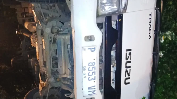 Pikap Sayur Masuk Selokan usai Serempetan Truk