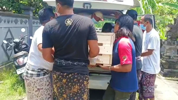 Isak Tangis Pecah Sambut Kepulangan Jenazah PMI Jembrana