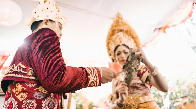 Makna Simbolis Tikar Dadakan dalam Ritual Pernikahan Bali