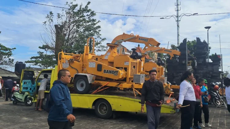 Menteri LH Serahkan Wood Chipper di Pantai Jimbaran untuk Tangani Sampah Kiriman