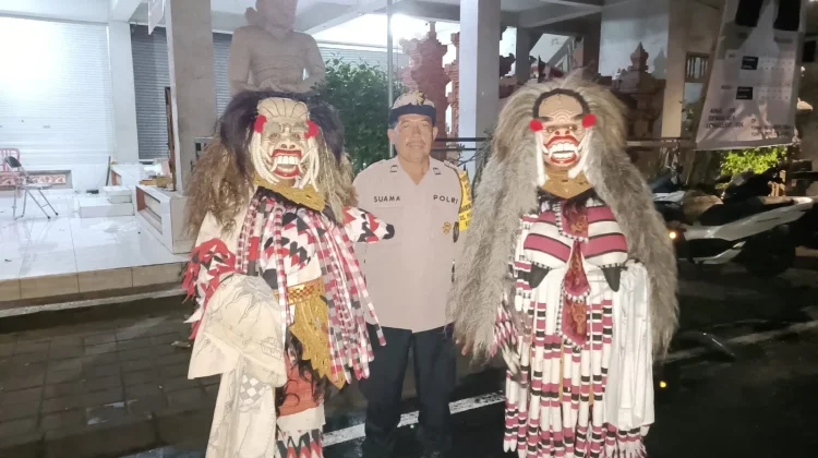 Bhabinkamtibmas Penatih Dangin Puri Atensi Pagelaran Calon Arang