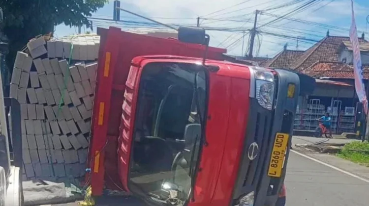 Palet Patah, Truk Terguling di Persimpangan Lateng Negara