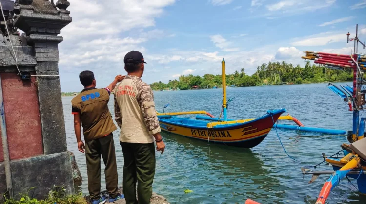 Dihantam Angin Kencang, Belasan Perahu Nelayan Jembrana Terbalik