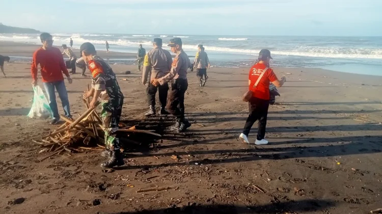 Danramil Kediri Ajak Masyarakat Jaga Kelestarian Pesisir