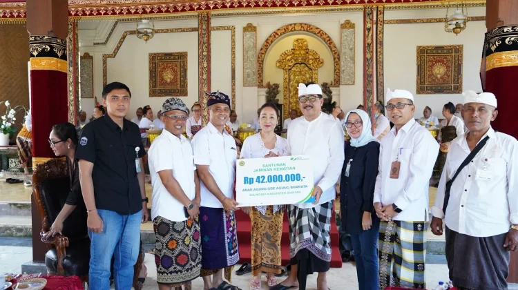 BPJS Ketenagakerjaan Serahkan Santunan kepada Ahli Waris Mantan Bupati Gianyar