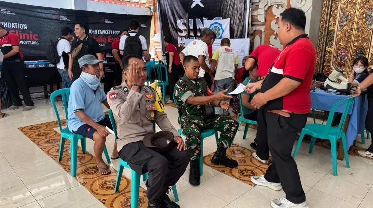 Warga Manfaatkan Layanan Kesehatan Mata Gratis di Temesi Gianyar