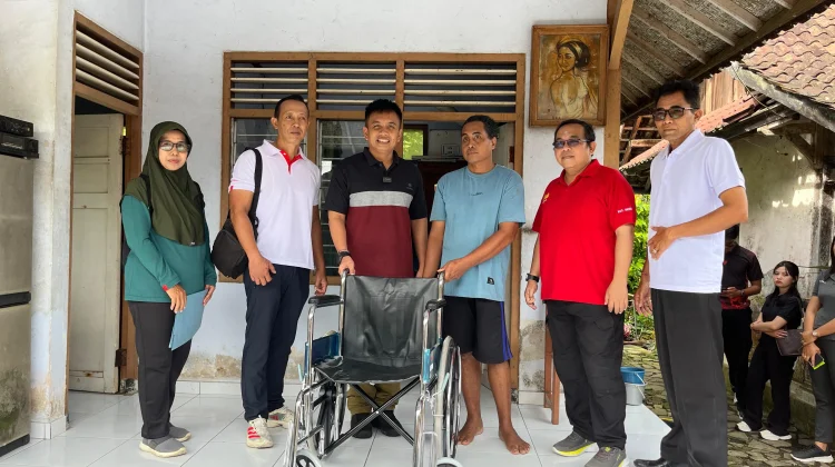 Wabup Ipat Bantu Dua Lansia Kursi Roda di Jembrana