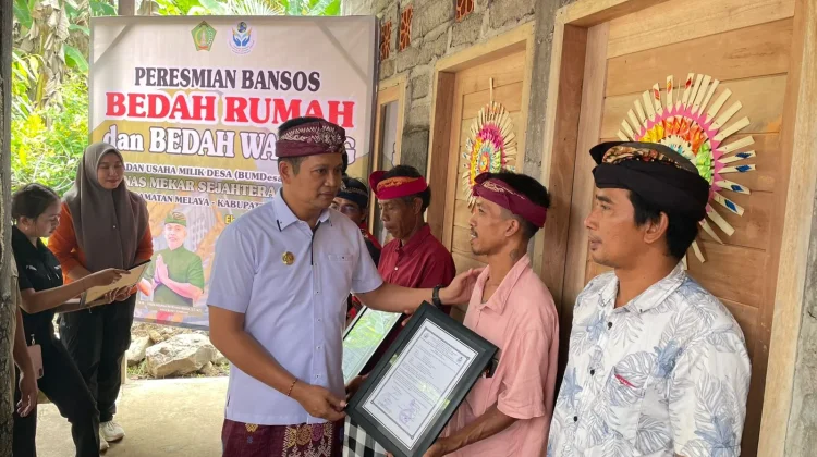 Serahkan Bedah Rumah, Bupati Jembrana Tekankan Konsep Asta Kosala-Kosali
