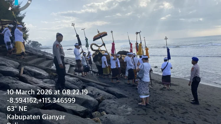 Polres Gianyar Amankan Kegiatan Melasti di Pantai Masceti