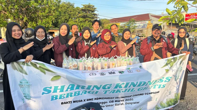 Bakti Nusa Bali Gandeng HMI Denpasar Berbagi Takjil Ramadan