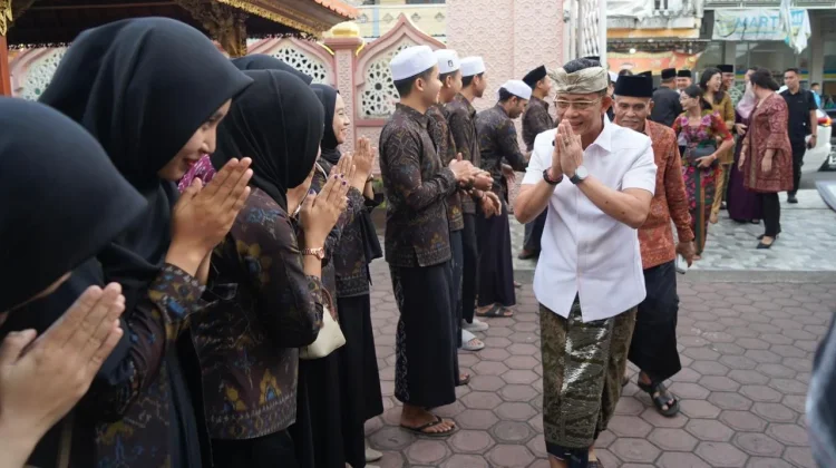 Buka Puasa Bersama Masyarakat Muslim di Kampung Gelgel