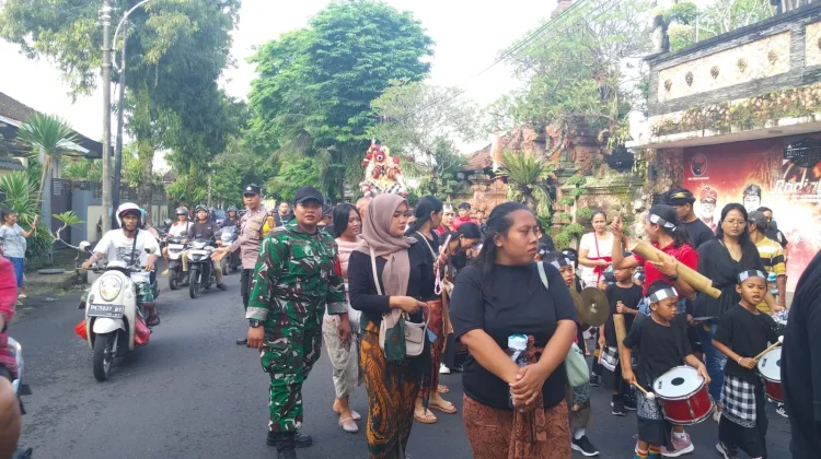 Babinsa Dampingi Generasi Muda Lestarikan Tradisi Ogoh-ogoh