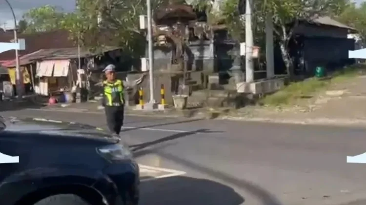 Polsek Abiansemal Gelar Gatur Lalin saat Jam Sibuk Sore