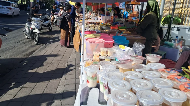Lapak Takjil Dekat Bandara Ngurah Rai Diburu Karyawan hingga Turis
