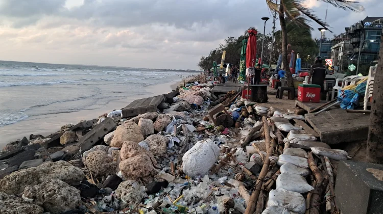 Abrasi Pantai Kuta Rusak Pedestrian, Akses Wisatawan dan Pedagang Terganggu