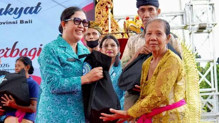 Ny. Rai Wahyuni Sanjaya “Berbelanja dan Berbagi”dalam Pasar Rakyat TP PKK Bali