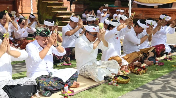 Pemkot Denpasar Gelar Persembahyangan Bersama Peringati Tumpek Wayang