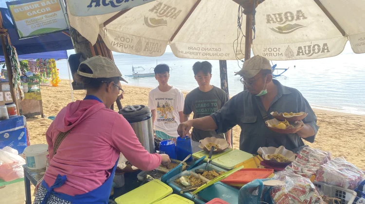 Sarapan Bubur Bali di Tepi Pantai Sanur