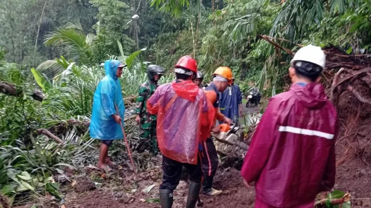 Aparat Gabungan Bersihkan Material di Desa Timuhun