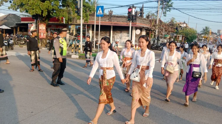 Prosesi Melasti Desa Adat Serongga ke Pantai Lebih Berlangsung Tertib