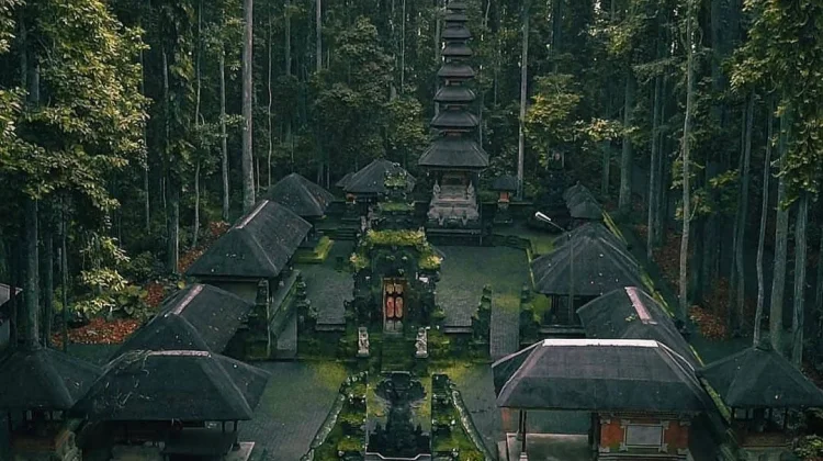 Mengenal Pura Pucak Bukit Sari Sangeh