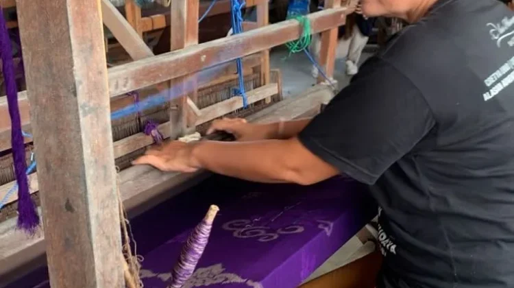 Endek, Tenun Tradisional Bali yang Menembus Panggung Mode Dunia
