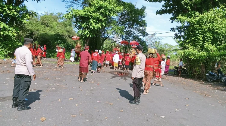 Polsek Klungkung Amankan Upacara Melasti di Pantai Watu Klotok
