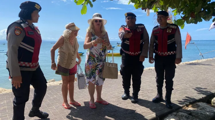 Patroli Dialogis Polisi Jaga Keamanan Pantai Mertasari