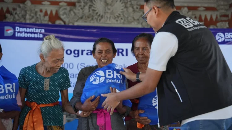 BRI Salurkan 1.000 Paket Sembako di Desa Sarimekar Buleleng