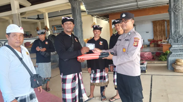 Polsek Banjarangkan Gelar Binluh dan Serahkan Senter Lalin