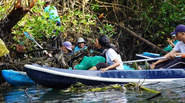 Relawan Kumpulkan Setengah Ton Sampah di Mangrove Batu Lumbang