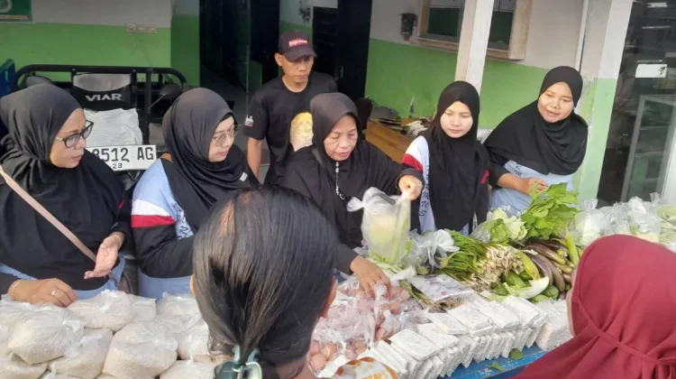 Warga Antusias Sambut Pembagian Ratusan Sayur dan Sembako Gratis di Monang-Maning