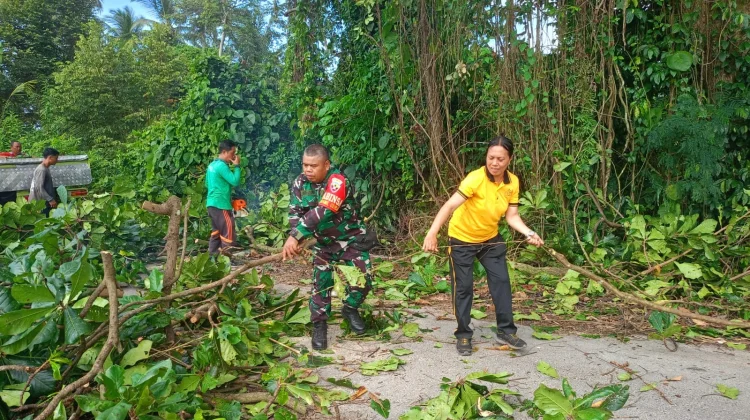 Bhabinkamtibmas Getakan LakukanPenebangan Ranting Pohon