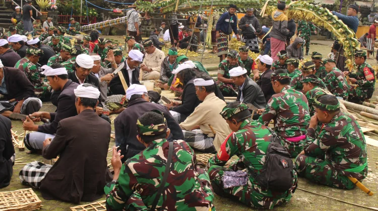 Personel Kodim Tabanan Perkuat Tradisi Ngayah di Pura Ulun Danu Batur