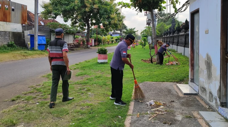 Gilimanuk Gencarkan Gotong-Royong, Sisa Sampah Mudik Disapu Bersih