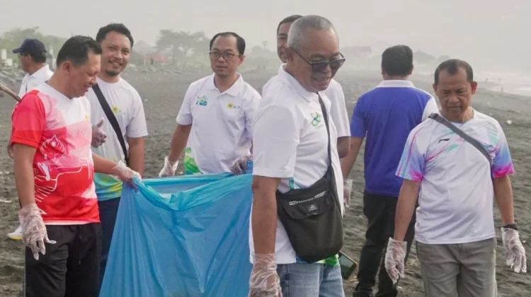 PLN UP2D Bali Gelar Aksi Bersih Pantai Dukung Lingkungan dan Pariwisata