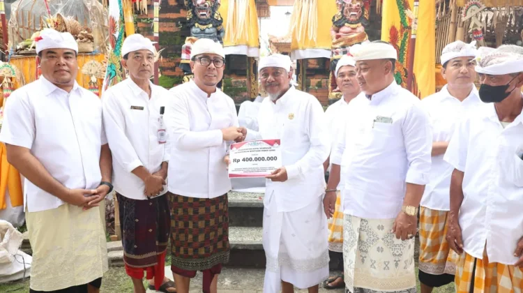 Wawali Arya Wibawa Hadiri Karya Mamungkah di Pura Taman Sari Padangsambian