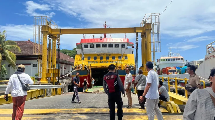 Pengamanan Rutin Pelabuhan Roro Sampalan, Polsubsektor Hadir Berikan Rasa Aman