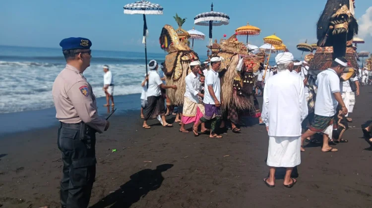 Sat Polairud Polres Klungkung Amankan Upacara Melasti di Pantai Watu Klotok
