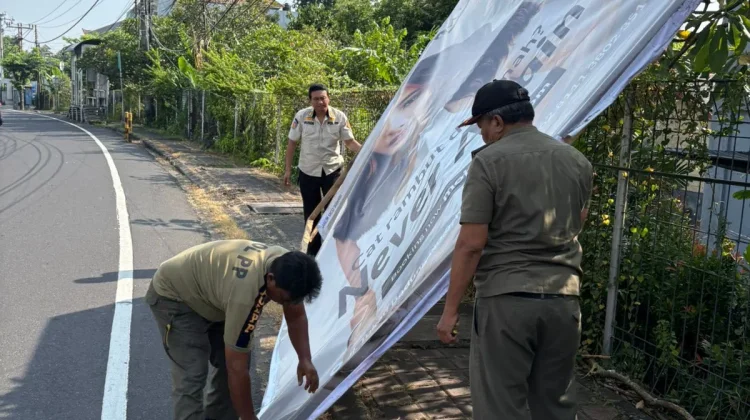 Satpol PP Denpasar Tertibkan Baliho dan Spanduk Liar di Fasilitas Umum