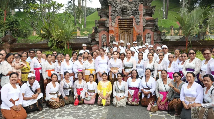 TP PKK Denpasar Ajak Ratusan Lansia Tirta Yatra ke Pura Tirta Empul