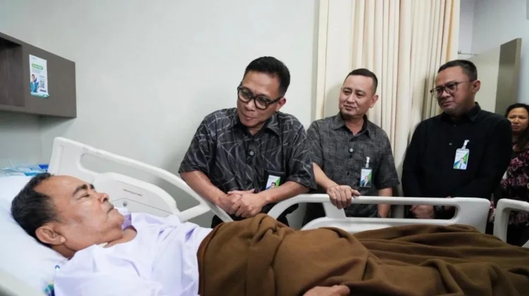 Dirut BPJS Ketenagakerjaan Sambangi Peserta yang Dirawat di Rumah Sakit