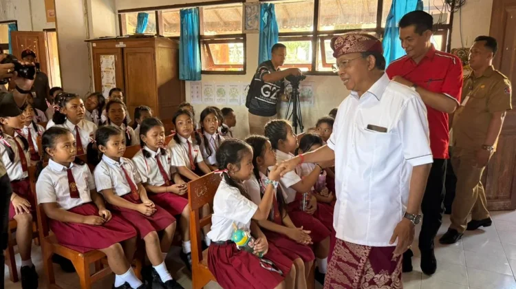 Gubernur Koster Serahkan Bantuan Pemulihan SDN 5 Banjar Pascabanjir Bandang