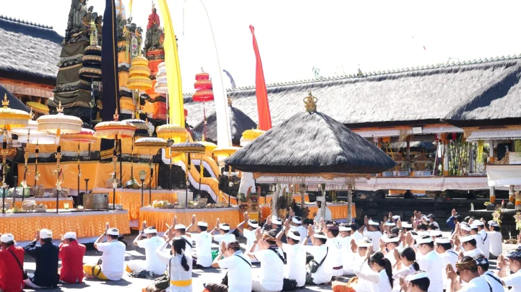 PLN Perkuat Kelistrikan di Pura Besakih Jelang IBTK 2026