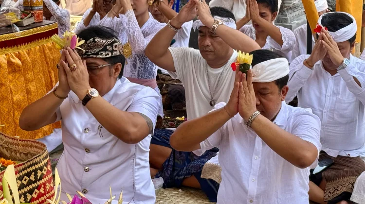 Wagub Giri Prasta Ikuti Prosesi Melaspas Sanggah Gede Kubon Tubuh Kuthawaringin