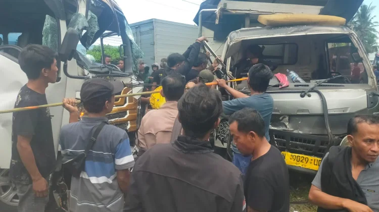 Sopir Mengantuk, Travel Hantam Truk di Jalur Denpasar-Gilimanuk