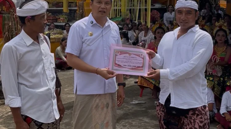 Bupati Kembang Serahkan Hibah Seratus Juta Karya Ngusaba Mengenuanyar