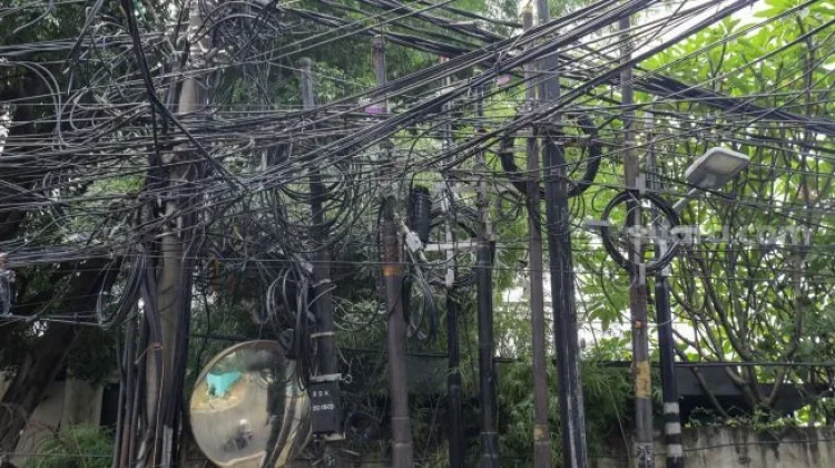 Satpol PP Denpasar Tertibkan Kabel Sembrawut